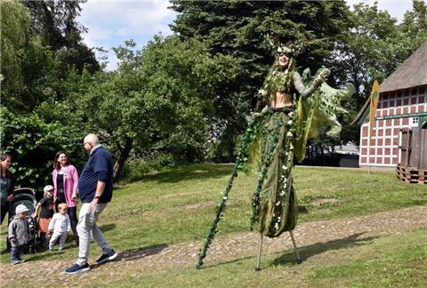 Stelzenläuferin bei der Kunstmeile in Sittensen