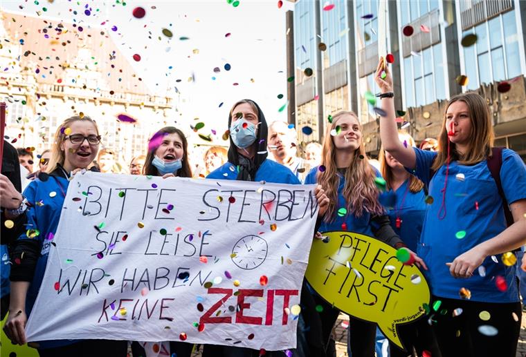 Auch einige Beschäftigte in der Pflege sind betroffen. Ihre Arbeit wurde während des Lockdowns besonders gelobt.