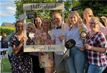 Auch einige Spielerinnen der Fischtown Ladies schauten beim Polterabend vorbei.