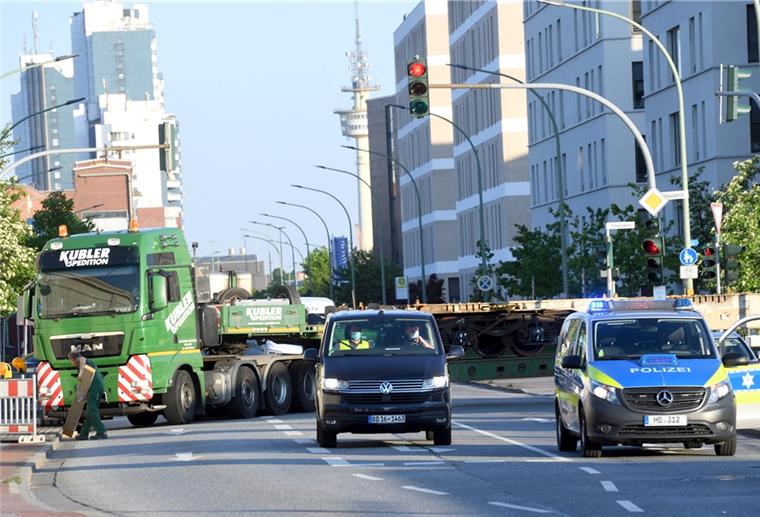 Auch Engstellen wie an der Einmündung der Schleusenstraße auf die Barkhausenstraße sind für die Fahrer kein Problem.