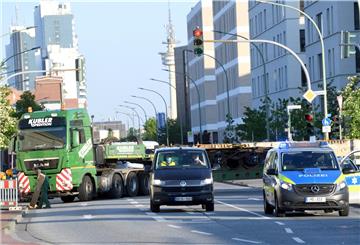 Auch Engstellen wie an der Einmündung der Schleusenstraße auf die Barkhausenstraße sind für die Fahrer kein Problem.