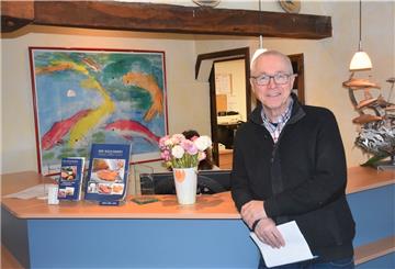 Das Bild zeigt Joachim Kunkel im Foyer der Räucherei. 