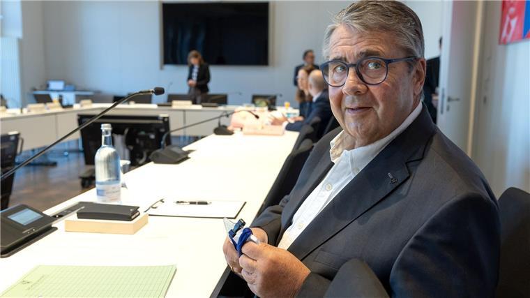 Gabriel und Altmaier: Keine enge Pipeline-Zusammenarbeit Auch Ex-Wirtschaftsminister Sigmar Gabriel sagte vor dem Untersuchungsausschuss zur Stiftung Klima- und Umweltschutz MV in Schwerin aus.