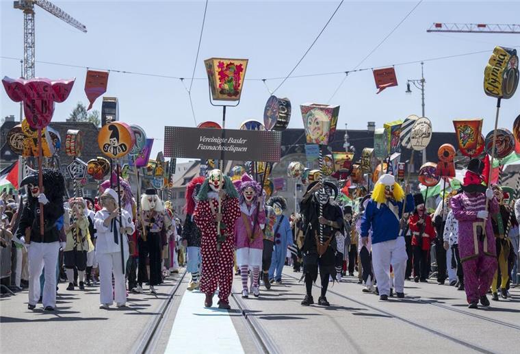 ESC: Favoriten sind cool und Tynna trägt eine Art Brautkleid Auch Fasnächtler begleiten die Delegationen auf der Parade durch die Stadt.