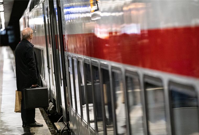 Ein Reisender wartet auf dem Hauptbahnhof in Hannover.