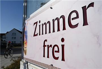 Auf einem Schild steht "Zimmer frei"