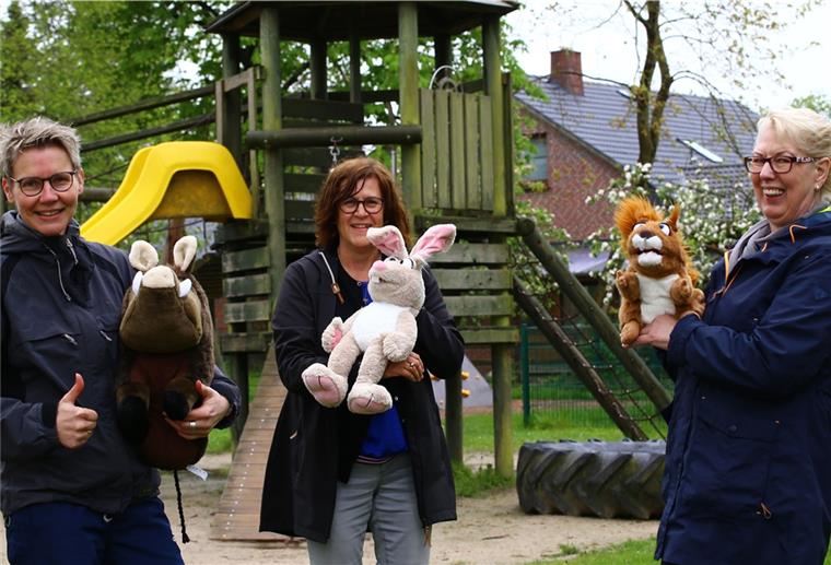 Auch für sie bot der Spatz am Zaun eine willkommene Abwechslung (von links): Birgit Schiwy vom Sportverein Waddens, Conny Kolwitz, Leiterin der Kindertagesstätte Waddens und Manuela Parche vom Kreissportbund Wesermarsch.