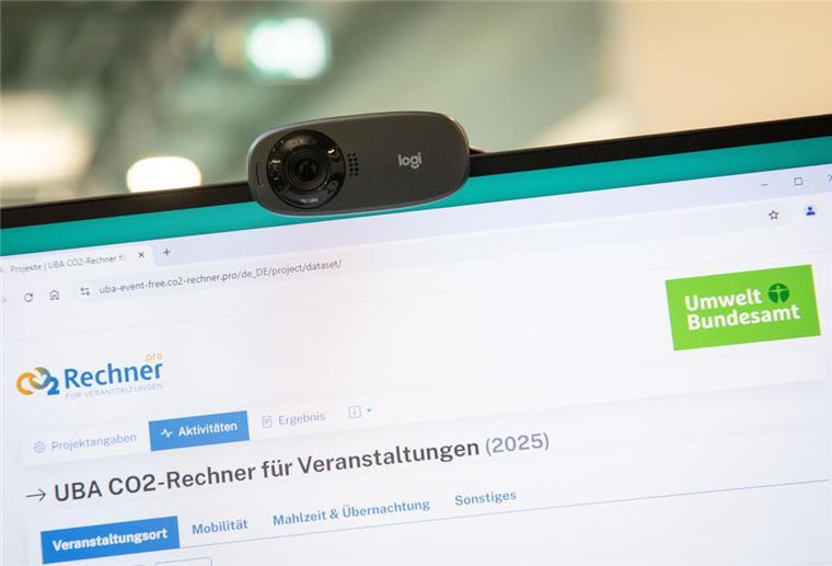 ILLUSTRATION - Auch für Veranstaltungen gibt es einen eigenen Rechner. (zu dpa: «Wie viel CO2 verursachen Sie? So lässt es sich herausfinden») Foto: Christin Klose/dpa-tmn - Honorarfrei nur für Bezieher des dpa-Themendienstes +++ dpa-Themendienst +++