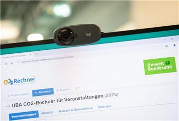 ILLUSTRATION - Auch für Veranstaltungen gibt es einen eigenen Rechner. (zu dpa: «Wie viel CO2 verursachen Sie? So lässt es sich herausfinden») Foto: Christin Klose/dpa-tmn - Honorarfrei nur für Bezieher des dpa-Themendienstes +++ dpa-Themendienst +++