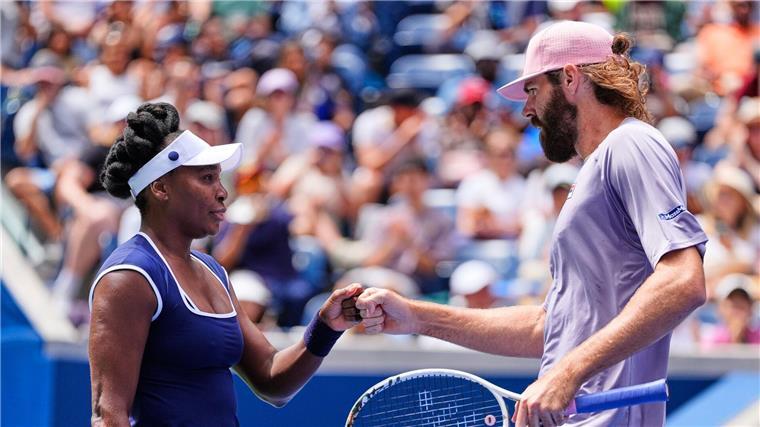 Mit 45 Jahren - Venus Williams und ihr aufregendes Comeback Auch fürs Mixed bekam Venus Williams eine Wildcard, verlor aber mit Reilly Opelka in Runde eins.