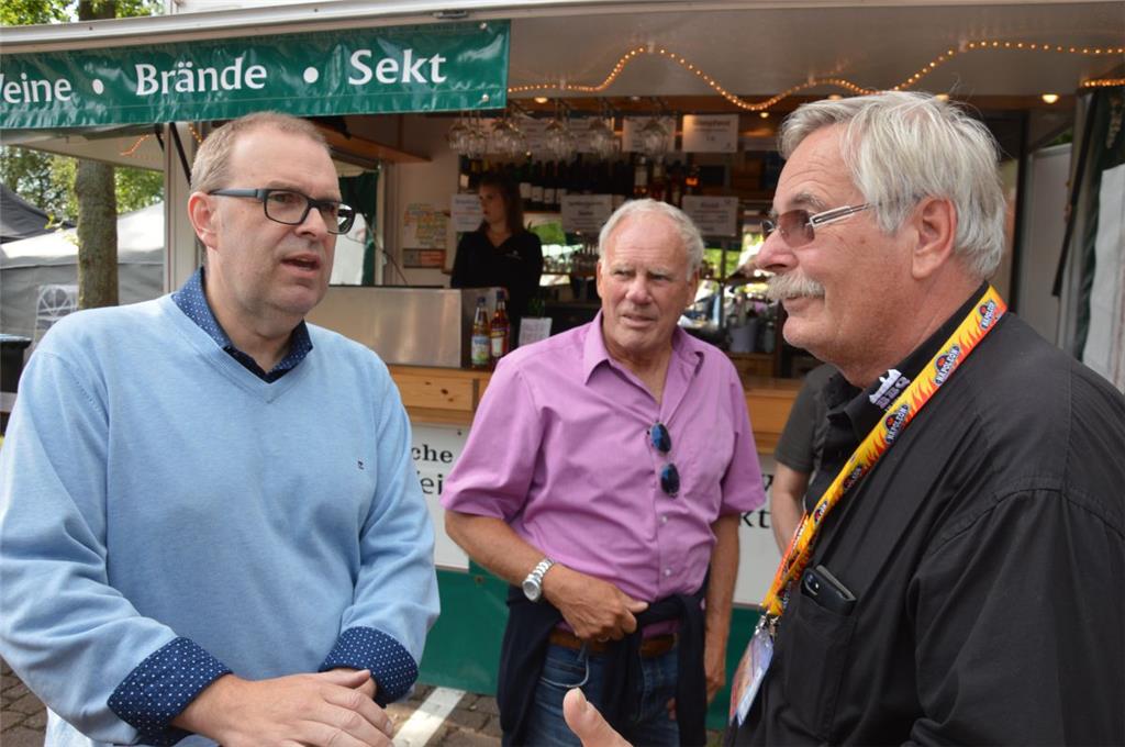 Auch Geestlands Bürgermeister Thorsten Krüger (links) schaut beim BBQ an der Bur...