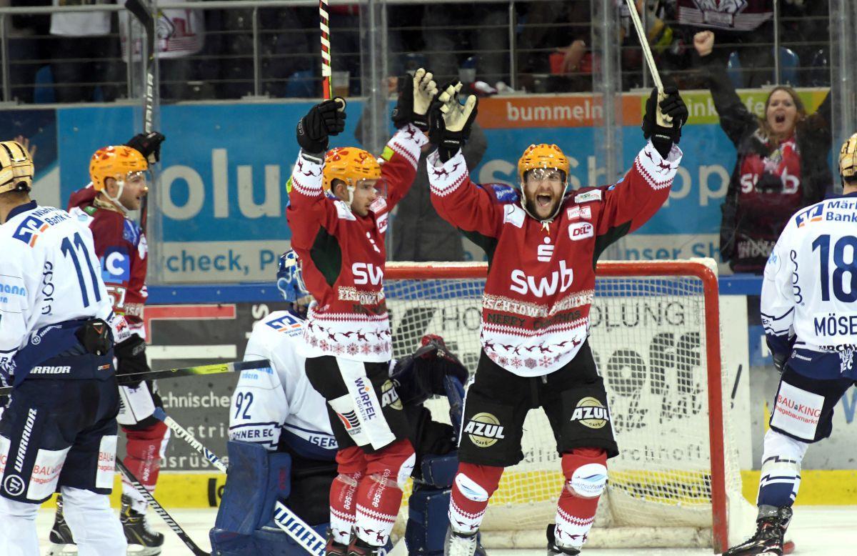 Auch gegen Straubing wollen die Spieler der Fischtown Pinguins (hier Justin Feser und Carson McMillan) wieder jubeln.