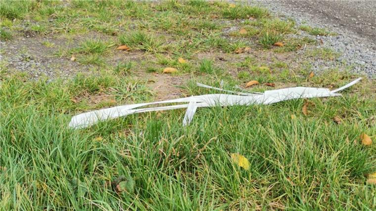 Auch größere Teile des Windradflügels landeten in der Umgebung.