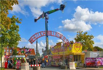 Auch heute noch übt der Roonkarker Mart eine große Anziehungskraft auf die Menschen in der Region aus. Nur manchen stieg der Alkohol zu Kopf, so dass die Polizei eingreifen musste.
