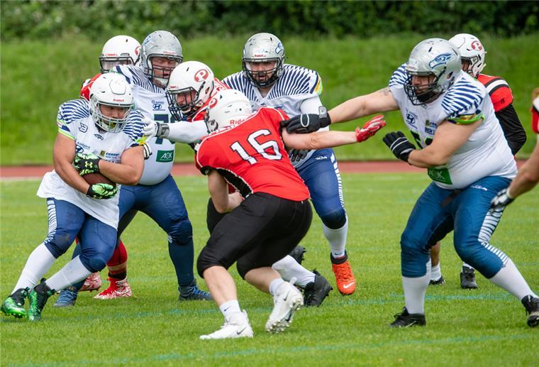 Auch hier läuft sich die Offensive der Seahawks mit RJ Yang (links) gegen das Bollwerk der Hamburg Pioneers fest. 