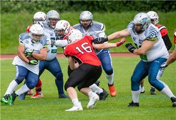 Auch hier läuft sich die Offensive der Seahawks mit RJ Yang (links) gegen das Bollwerk der Hamburg Pioneers fest. 