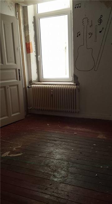 Die Wohnung steht bereits seit Monaten leer und ist stark renovierungsbedürftig.
