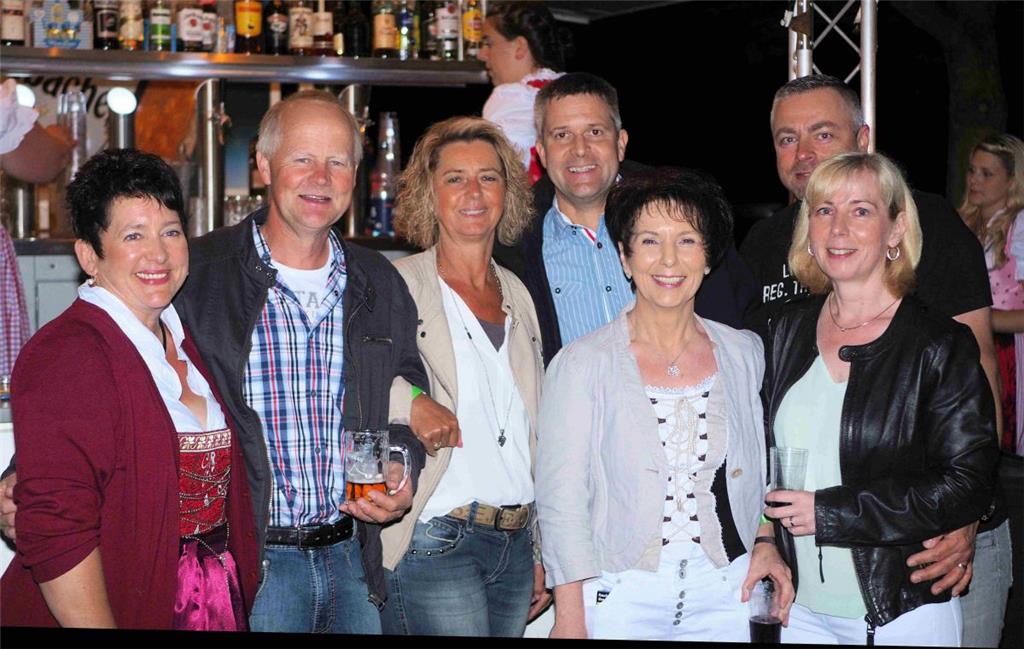 Auch Holßels Ortsbürgermeister Frank Berghorn (Mitte) hatte viel Spaß beim OGF. ...