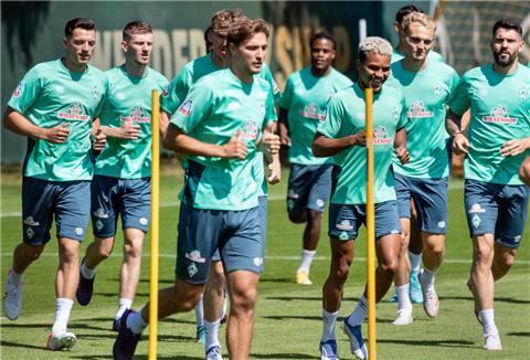Die Mannschaft von Werder Bremen läuft über das Trainingsgelände