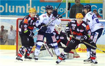 Auch im dritten Playoff-Viertelfinale zwischen den Fischtown Pinguins un den Dresdner Eislöwen ging es zur Sache. Foto Scheer