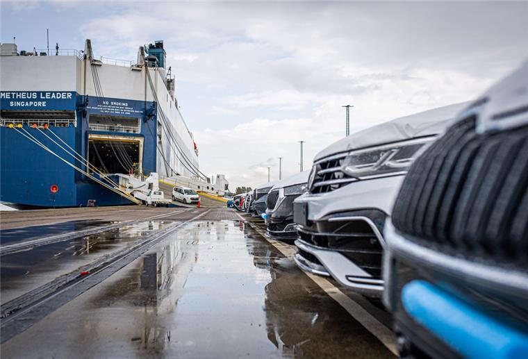 Autos vor Schiff