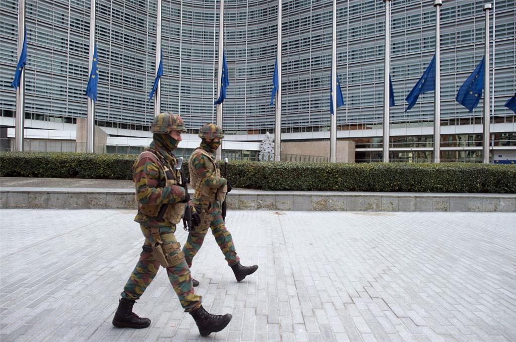 Auch im Europaviertel in Brüssel ist die Zahl der sichtbaren Sicherheitskräfte d...