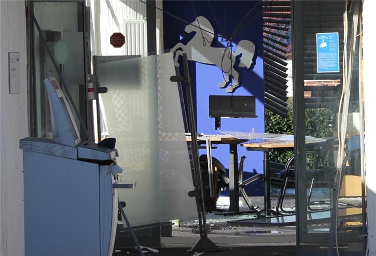 Bankräuber stellt sich der Bremervörder Polizei Auch im Inneren des Gebäudes herrschte nach der Explosion pures Chaos. Bürostühle sind umgekippt, überall liegen Scherben. Der Täter hat sich nun bei der Polizei gestellt.