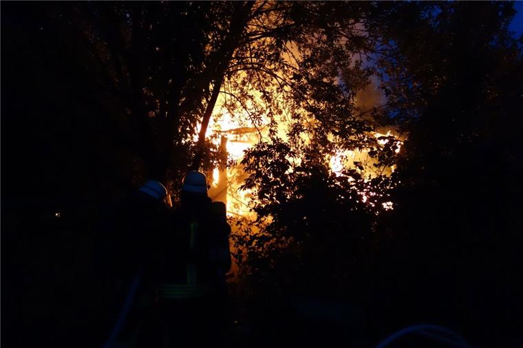 Drei Feuer innerhalb von knapp 30 Minuten in Lehe Auch im Leher Rosenweg hat es am Montag gebrannt. Dort löschte die Feuerwehr eine Gartenlaube.