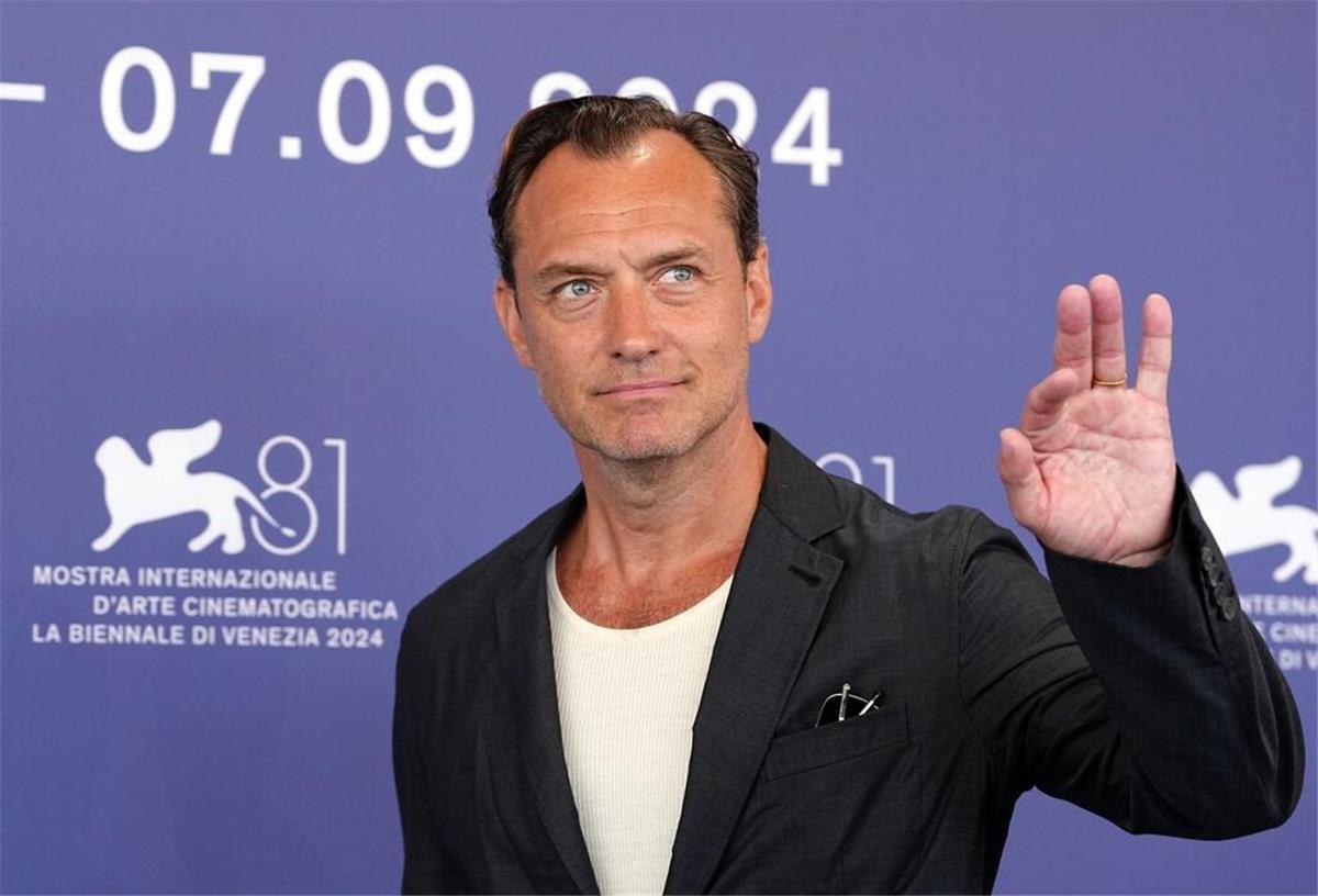 Jude Law als Putin beim Filmfestival Venedig Auch im vergangenen Jahr kam Jude Law mit einem Film nach Venedig (Archivbild).