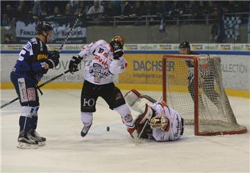 Auch im vierten Playoff-Duell ging es zur Sache. Hier bekommt Gabe Guentzel (Mitte) den Schläger von Dresddens Dominik Grafenthin (links) ab. Foto Hentschel 