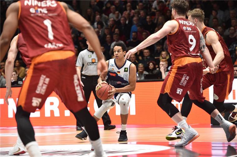 Eisbären können die Siegesserie von Tabellenführer Chemnitz nicht stoppen Auch im zweiten Duell mit Aufstiegsanwärter Chemnitz gingen Tony Canty (Mitte) und die Eisbären als Verlierer vom Parkett.