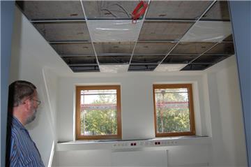 Auch im zweiten Obergeschoss sind die Büros fast fertig, die mit neuen Fenstern und LED-Beleuchtung ausgestattet wurden.