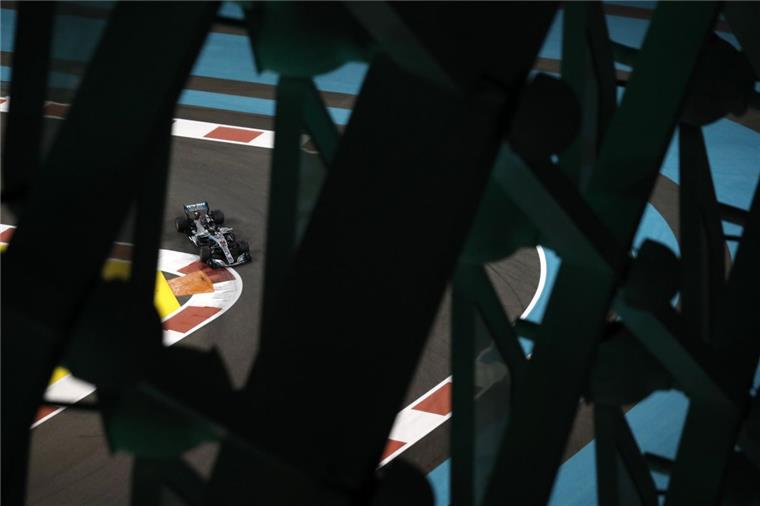 Auch in Abu Dhabi geht die Pole Position an Lewis Hamilton .
