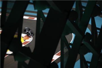 Auch in Abu Dhabi geht die Pole Position an Lewis Hamilton .