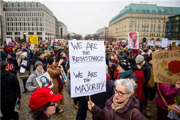 Auch in Berlin gingen Tausende Menschen auf die Straße. In mehreren deutschen St...