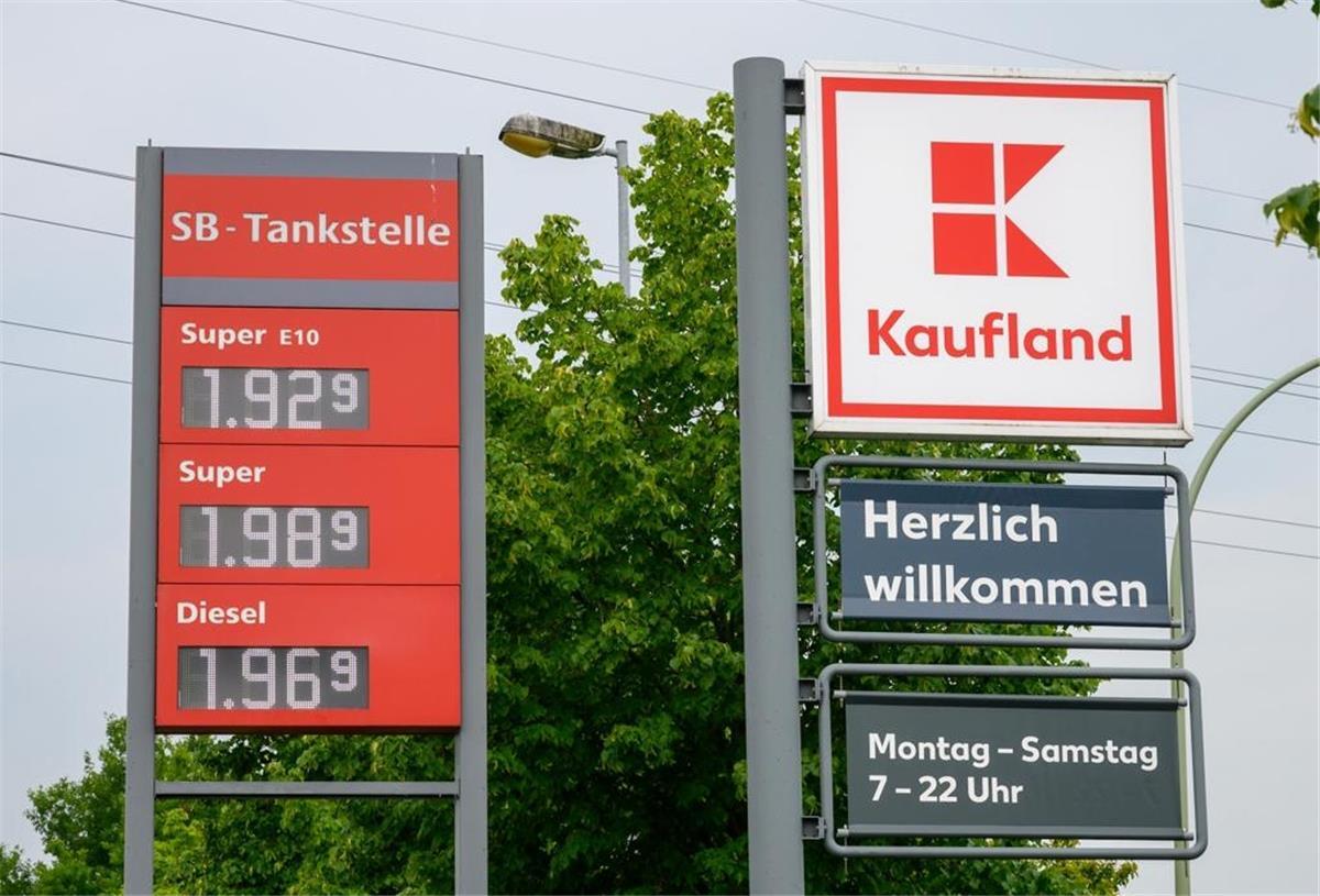 Gesenkte Spritsteuer: Preise an Tankstellen fallen teils deutlich Auch in Bremerhaven sind die Spritpreise bereits gesunken.