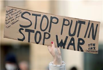 Ein Schild mit der Aufschrift "Stop Putin Stop War"