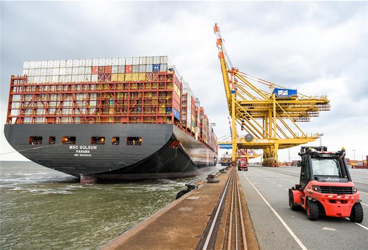 Auch in Bremerhaven werden während der Corona-Krise weniger Container umgeschlagen.