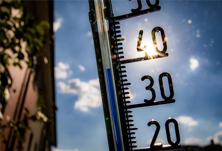 Hitzeaktionsplan: Bremerhaven will die Menschen besser vor Hitze schützen Ein Thermometer an einer Hauswand klettert am Nachmittag in Richtung der 40-Grad-Marke.