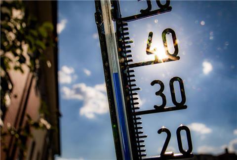 Ein Thermometer an einer Hauswand klettert am Nachmittag in Richtung der 40-Grad-Marke. 