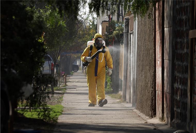 Auch in Chile hat das Corona-Virus stark gewütet: Im Bild wird der Wohnort eines Verstorbenen desinfiziert. Momentan liegen die Hotspots in den USA, Mexiko und Brasilien.
