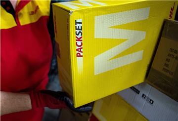 DHL-Paketzusteller bei der Arbeit
