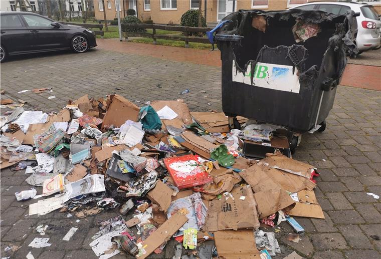 Auch in der Nordenhamer Schulstraße zündeten Brandstifter einen Container an.