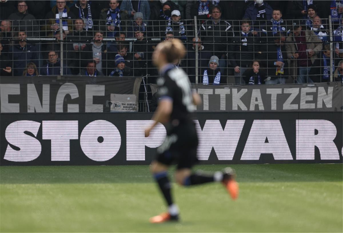 Russischer Sender bricht erneut Übertragung von Bundesliga-Partie ab Auch in der Partie zwischen Arminia Bielefeld und VfB Stuttgart am 28. Spieltag forderte ein Werbebanner zum Beendigen des Krieges auf.