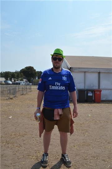 Auch in der zweiten Liga dabei: Hendrik aus Cuxhaven mit seinem Aogo-Trikot. Fot...