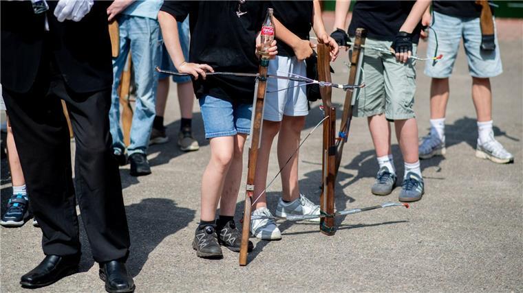 Auch in diesem Jahr durften nur Jungen beim Kinderschützenfest in Wildeshausen mit der Armbrust auf den Papagoy schießen. 