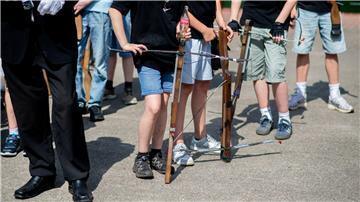 Auch in diesem Jahr durften nur Jungen beim Kinderschützenfest in Wildeshausen mit der Armbrust auf den Papagoy schießen. 