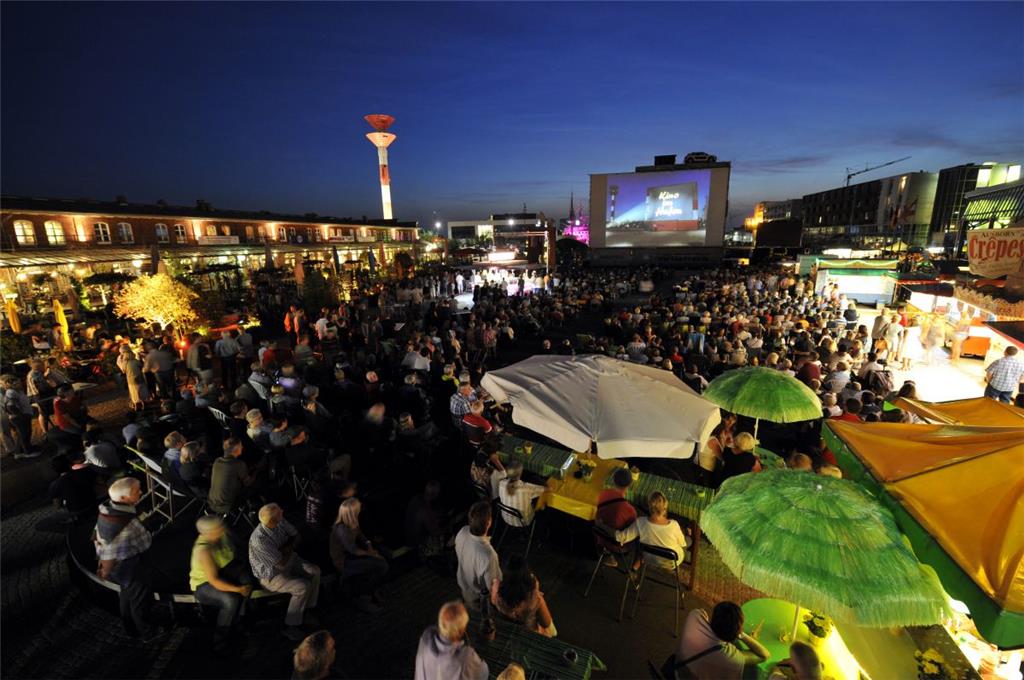 Auch in diesem Jahr lockt das Freilichtkino wieder Filmfans ins Schaufenster Fischereihafen. Dort gibt es am 3. und 4. August auf der Rückwand von 20 Containern Filme zu sehen. Foto: Scheschonka