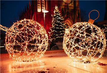 Auch in diesem Jahr wird der Bremerhavener Weihnachtsmarkt von zahlreichen Lichtobjekten in Szene gesetzt.