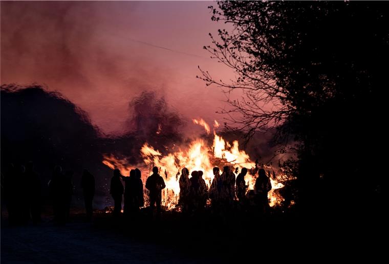  Menschen genießen die Atmosphäre des Osterfeuers